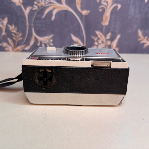 Vintage Estate 1960's Kodak Instamatic 104 Camera with Wrist Strap UNTESTED - Picture 6 of 13
